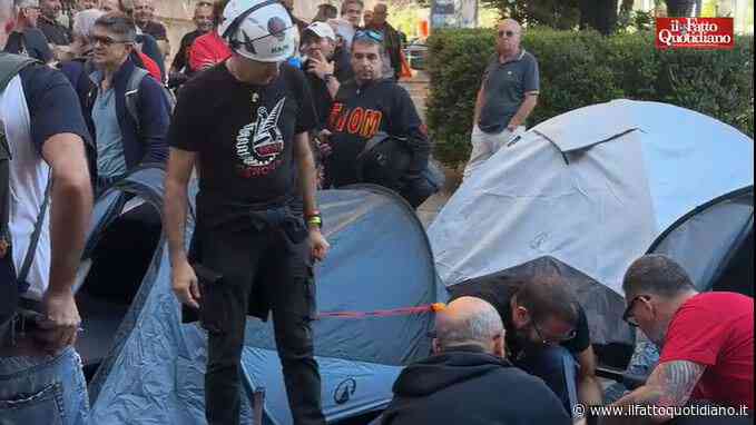Ilva, tende degli operai davanti alla Prefettura di Genova: “Senza risposte dormiamo qui, la nostra situazione diversa da Taranto”