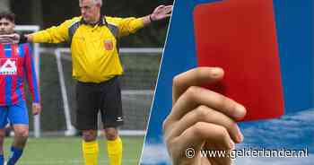 Na 27 jaar is John zijn kaartenrecord kwijt: ‘Een speler gaf ik zelfs twee keer rood én geel’