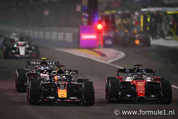 Hoe Max Verstappen Charles Leclerc bij start Singapore achter zich hield: ‘Gelukkig is hij ervaren’