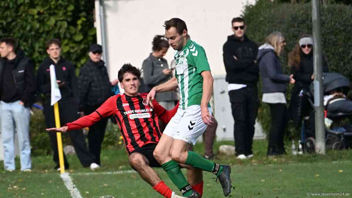 Pyrotechnik und Schwein in rotem Trikot: Hitziges Derby zwischen Emmering und Aßling vor 650 Zuschauern