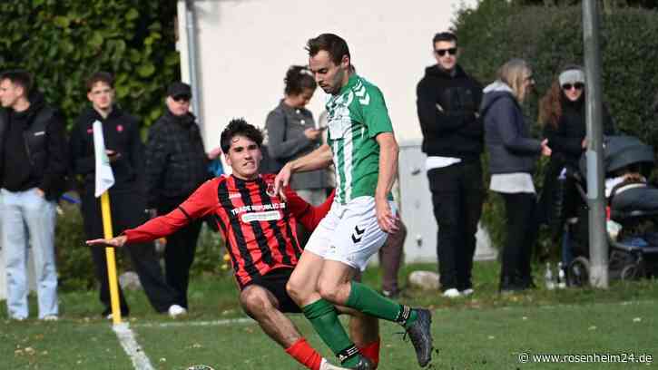 Pyrotechnik und Schwein in rotem Trikot: Hitziges Derby zwischen Emmering und Aßling vor 650 Zuschauern