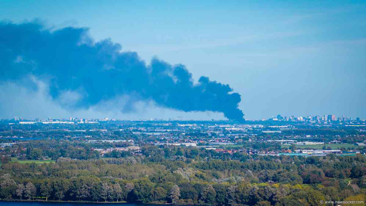 Grote brand in loods bij Schiphol, zwarte rook in wijde omtrek te zien