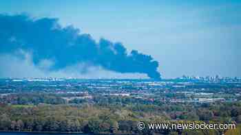 Grote brand in loods bij Schiphol, zwarte rook in wijde omtrek te zien