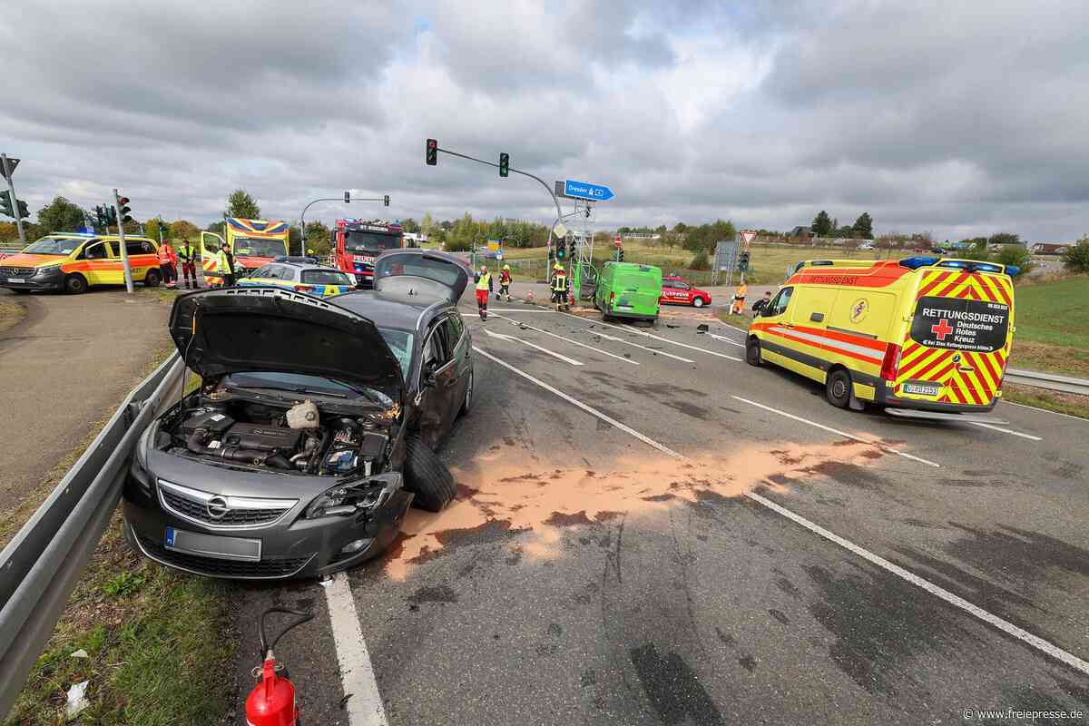 Unfall an Ampel in Kuhschnappel: Zwei schwer Verletzte