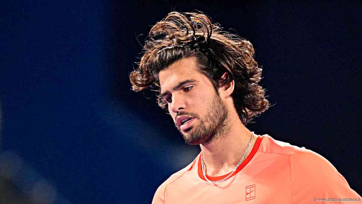 Clamoroso a Shanghai, Alcaraz eliminato da Bergs. Lo sfogo al cambio campo: “Non capisco niente, non ce la faccio”