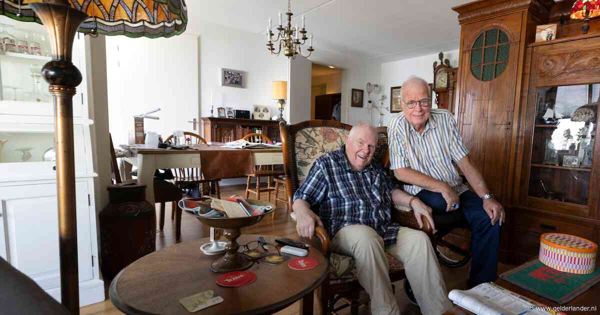 Frits en Tjeerd krijgen AOW en pensioen niet op: ‘We hebben gezamenlijke rekening, allebei een pasje’