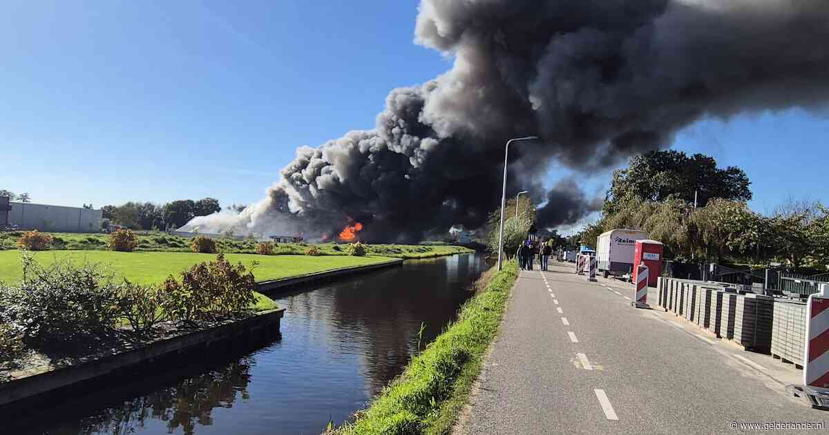 Zeer grote brand in loods vol auto’s in Aalsmeer, rookwolken van ver te zien
