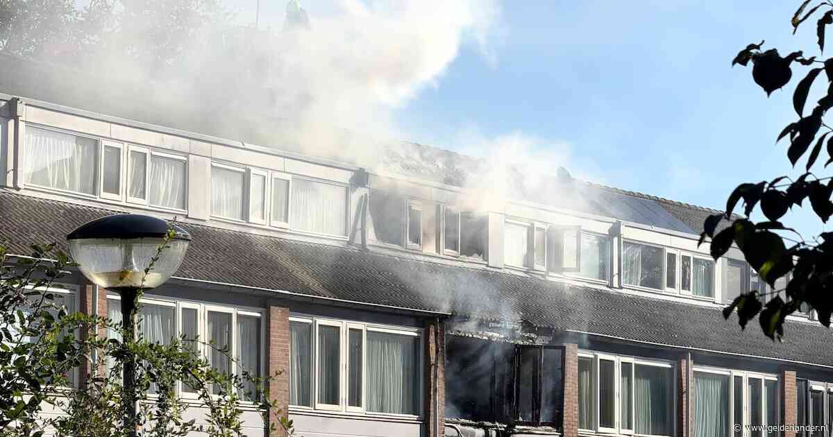 Negen woningen ontruimd door uitslaande brand in Ede, twee bewoners nagekeken door ambulancepersoneel