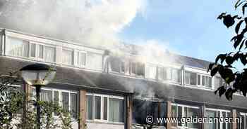 Negen woningen ontruimd door uitslaande brand in Ede, twee bewoners nagekeken door ambulancepersoneel