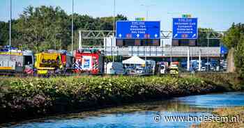 Dode en twee zwaargewonden bij ernstig ongeluk op A16 bij Hendrik-Ido-Ambacht, snelweg richting Rotterdam dicht