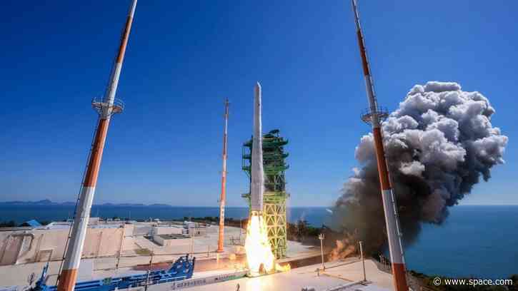 South Korea launches Nuri rocket carrying 15 satellites, its 1st liftoff of 2026 (photo)