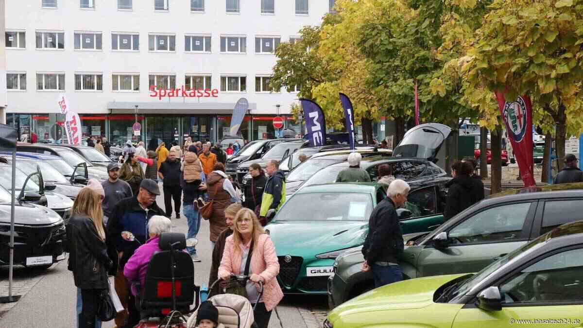 Vom Oldtimer bis zum E-Auto: Waldkraiburg feiert erfolgreiche Autoschau