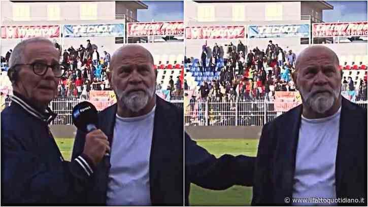 Scena surreale su Rai 2: Cosmi interrompe l’intervista per gli insulti dalla tribuna, il giornalista fugge via