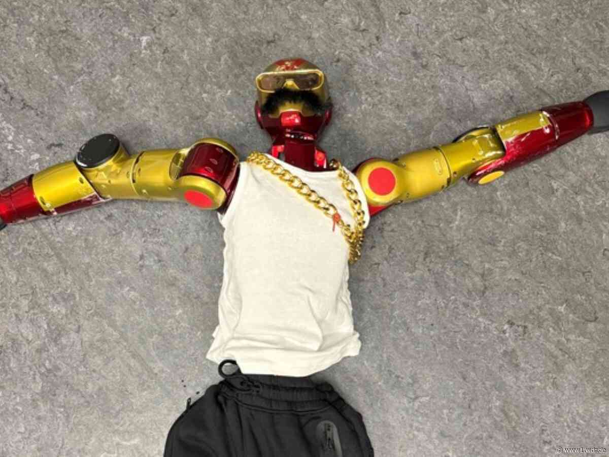 Köln: Roboter fasst Jugendlicher an den Po