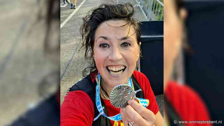 Estrella loopt halve marathon met QR-code op haar rug op zoek naar werk