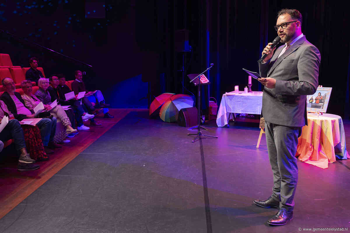 Wethouder Rhody Matthijs spreekt bij jubileumeditie Roze Viering op Coming Out Day