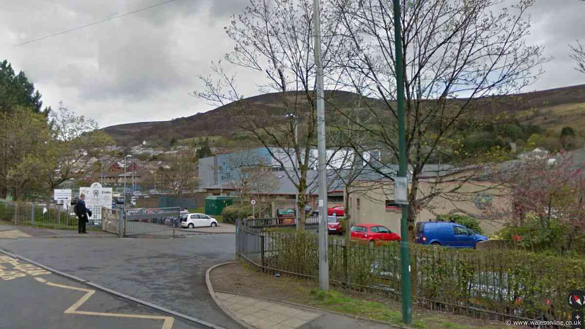 Teacher admits inappropriate behaviour after sending 1,000 emails to pupil