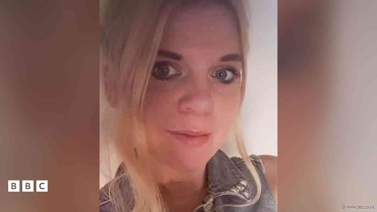 Dynes feichiog wedi marw ar ôl anadlu mwg mewn fan ar dân – cwest