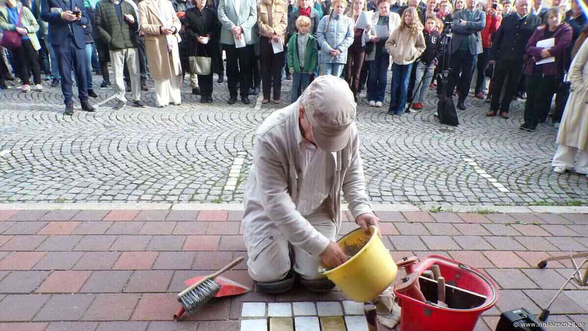 „In Mühldorf hat Hass keinen Platz“: Stolpersteine erinnern an NS-Opfer wie das Ehepaar Michaelis