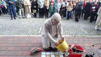 „In Mühldorf hat Hass keinen Platz“: Stolpersteine erinnern an NS-Opfer wie das Ehepaar Michaelis