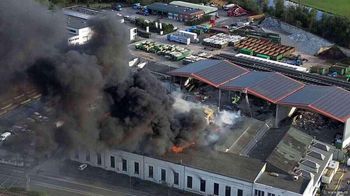 Riesige Rauchsäule: Großbrand in Lagerhalle – Warn-App Nina schlägt Alarm