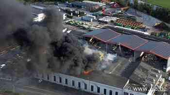 Riesige Rauchsäule: Großbrand in Lagerhalle – Warn-App Nina schlägt Alarm