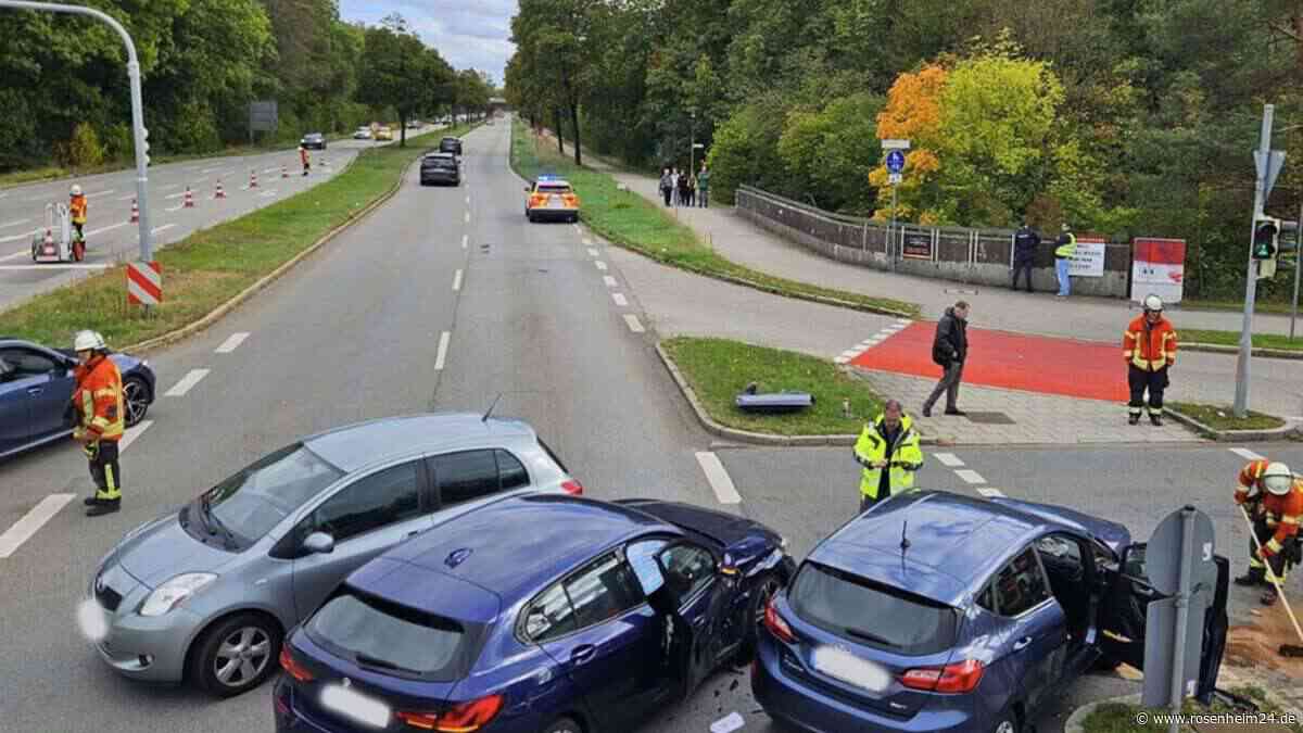 Fahrerin (62) stößt auf B304 mit zwei Autos zusammen: Kind (1) unter den Verletzten