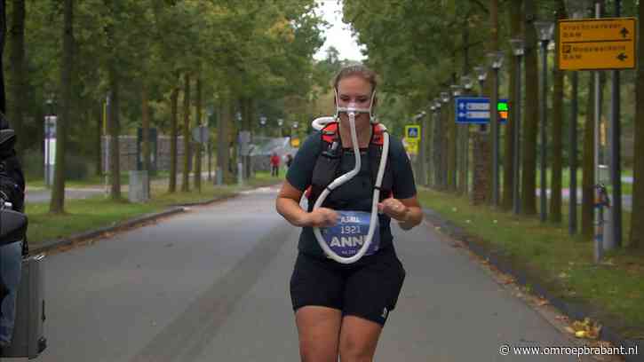 Anne liep marathon met beademingsmasker van zoon en haalt 13.000 euro op