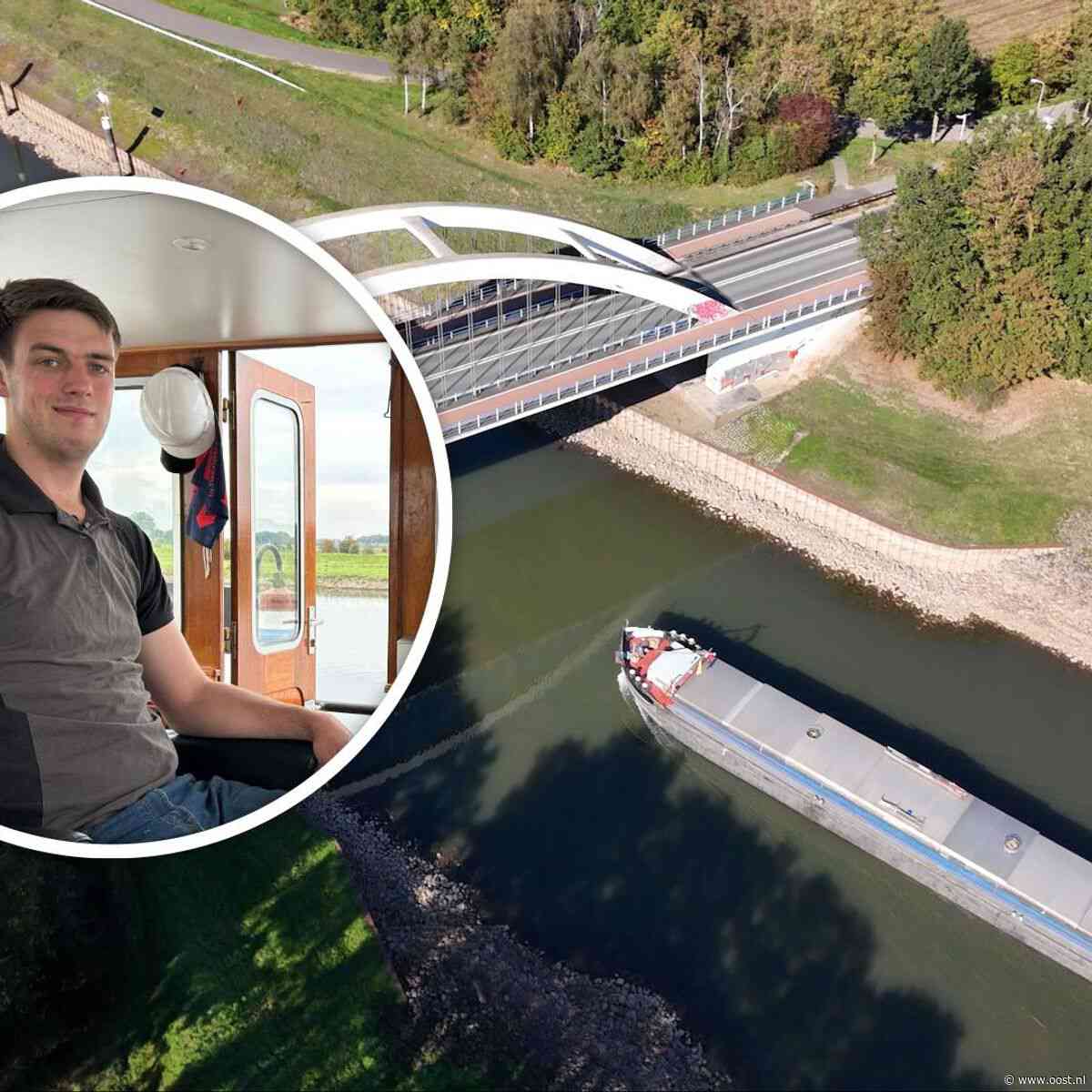 Jennik (23) trotseert de lage waterstand op de IJssel: 'Schepen varen zich lek'