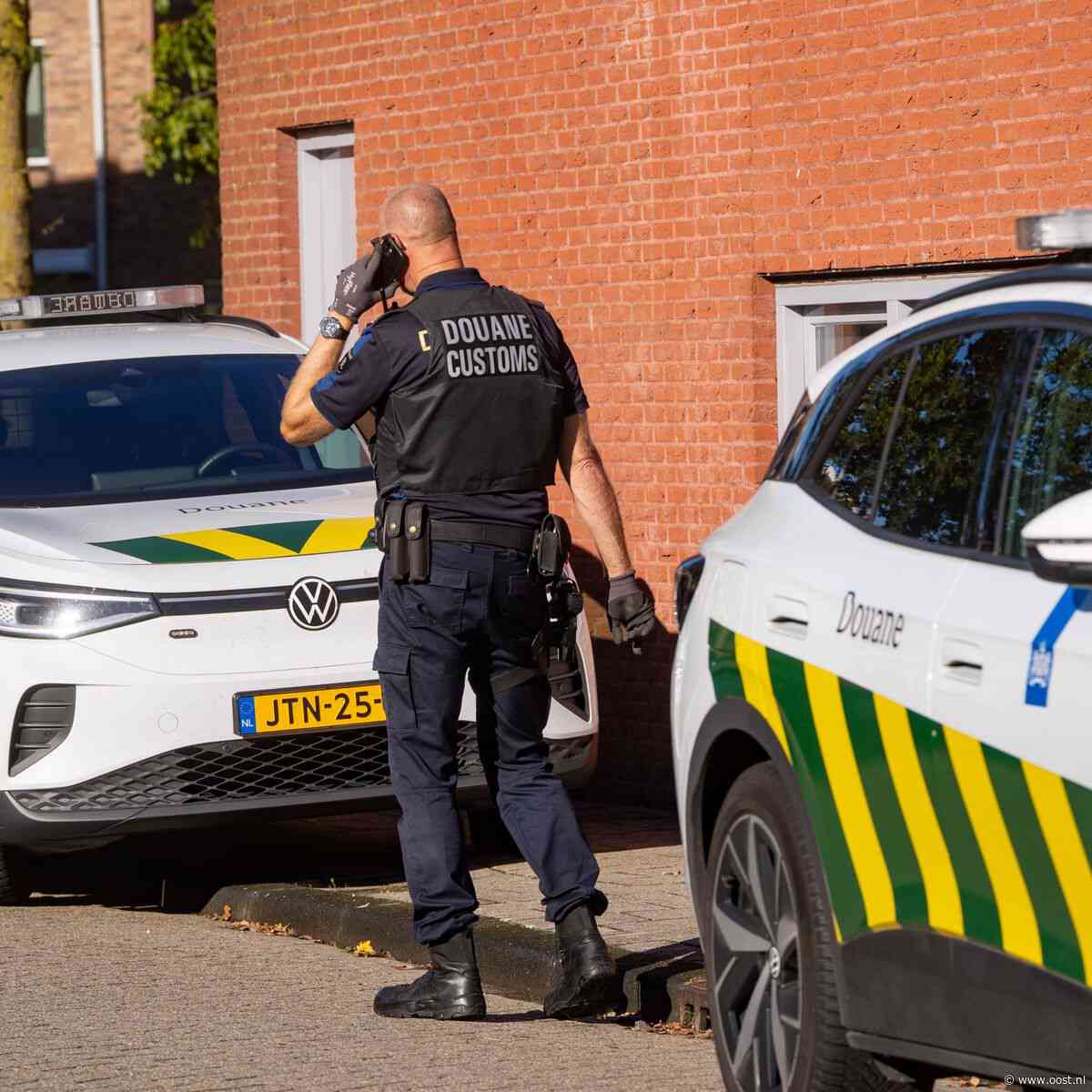 Douane treft duizenden illegale sigaretten aan in Deventer woning, bewoners aangehouden