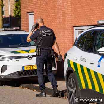 Douane treft duizenden illegale sigaretten aan in Deventer woning, bewoners aangehouden