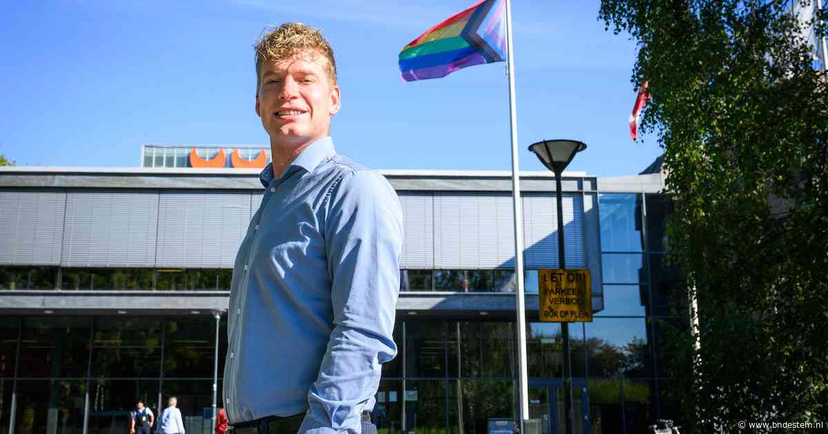 Kersverse wethouder Job Basting (30) hijst zijn eerste regenboogvlag: ‘Wat mij betreft hangt de vlag er elke dag’
