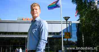 Kersverse wethouder Job Basting (30) hijst zijn eerste regenboogvlag: ‘Wat mij betreft hangt de vlag er elke dag’