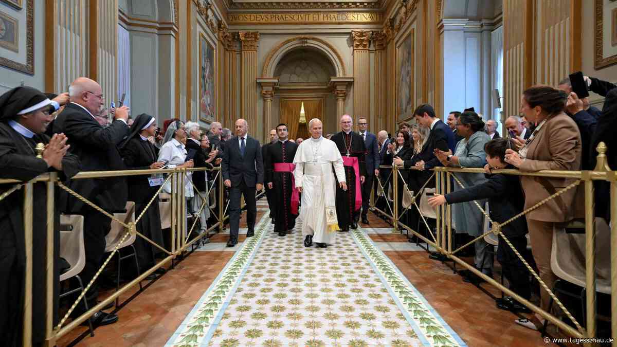 Papst geht Dienstag für Lungenoperation ins Krankenhaus