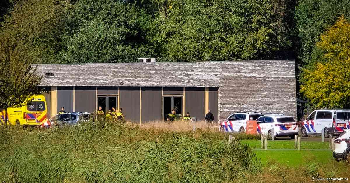 Ruzie bij uitvaartcentrum in Nijmegen leidt tot grote politie-inzet, met elf wagens rukken agenten uit