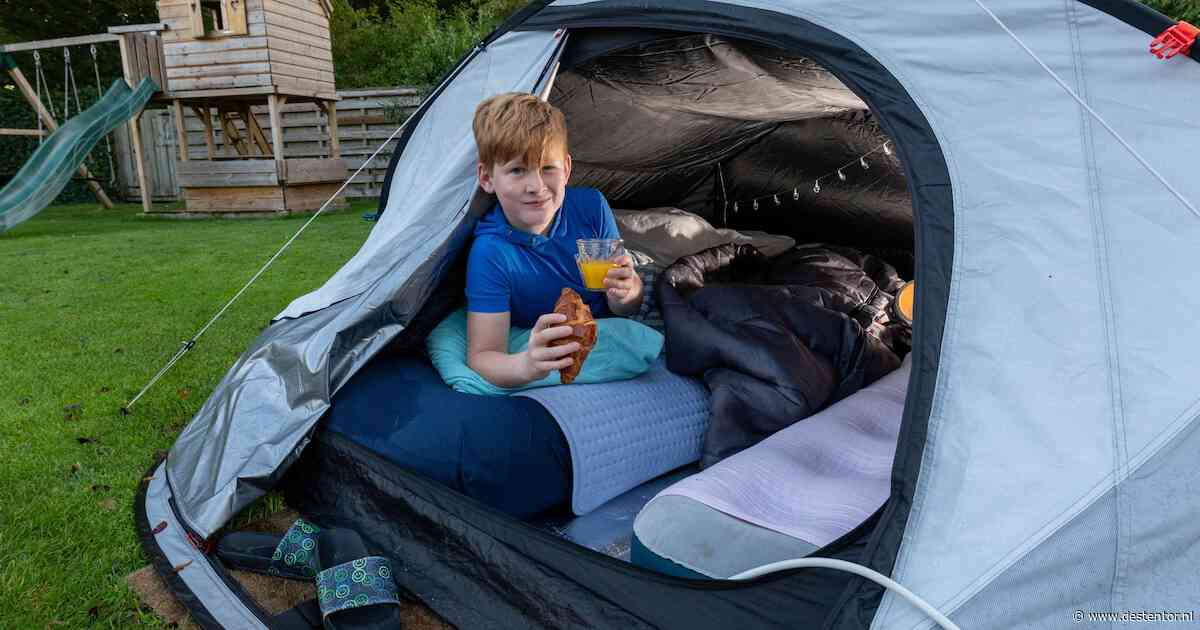 Wout (10) slaapt al een maand in de achtertuin, en hij is nog lang niet klaar