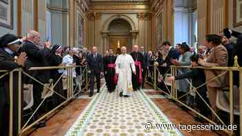 Papst für Lungenoperation im Krankenhaus