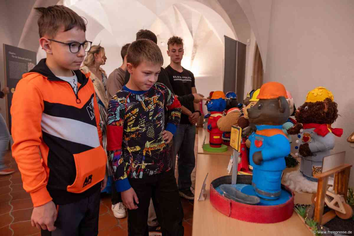 Knuffige Parade: 50 Feuerwehr-Teddys erobern Freiberger Museum