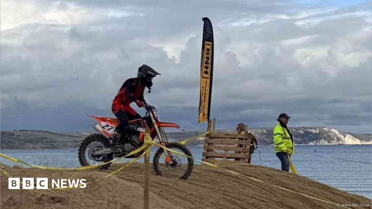 Thousands line promenade for beach motocross