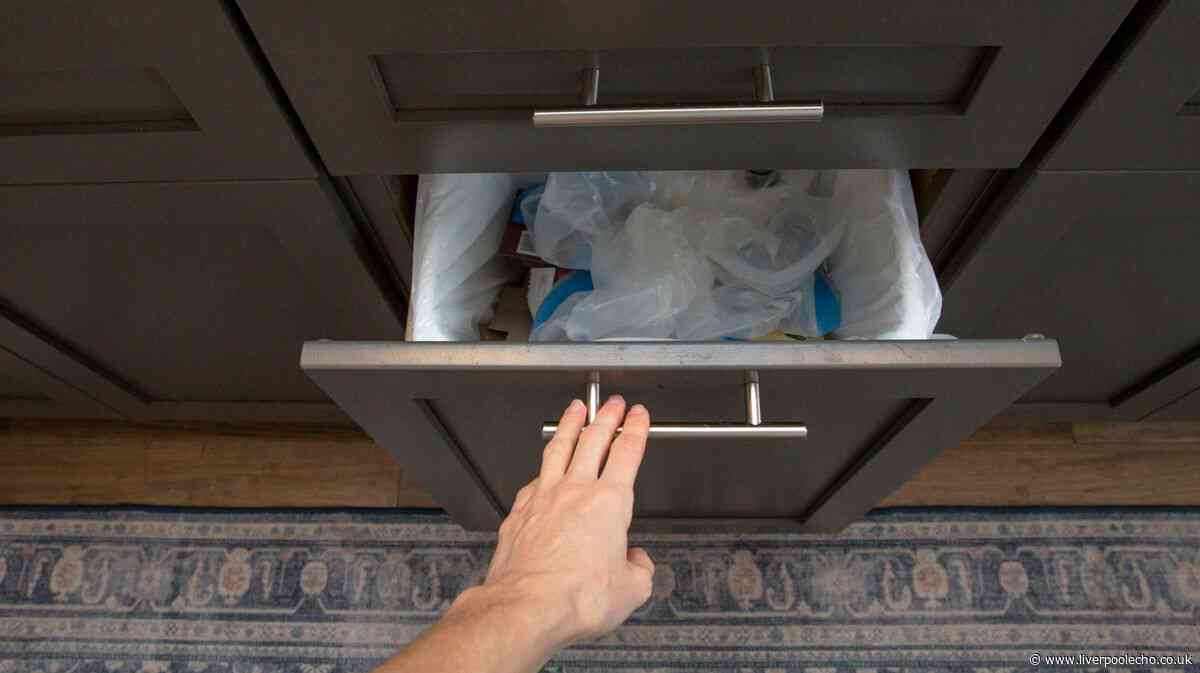 Kitchen bins stop smelling bad when you sprinkle 1 natural ingredient weekly