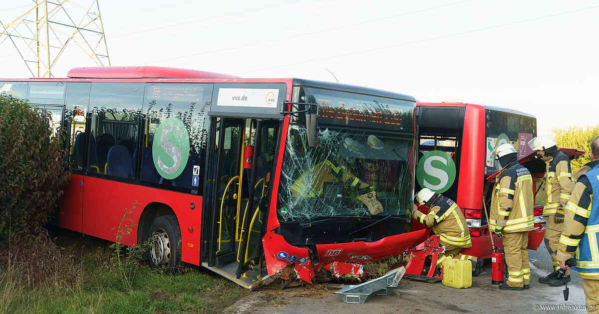 Sindelfingen: Linienbus bei Unfall in zwei Teile geteilt - Kind unter Verletzten