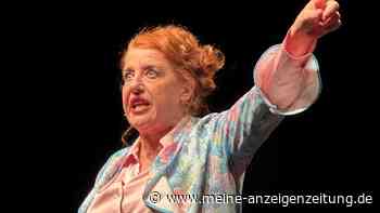 Luise Kinseher überrascht in Erding: Diese Frau kann richtig gut singen