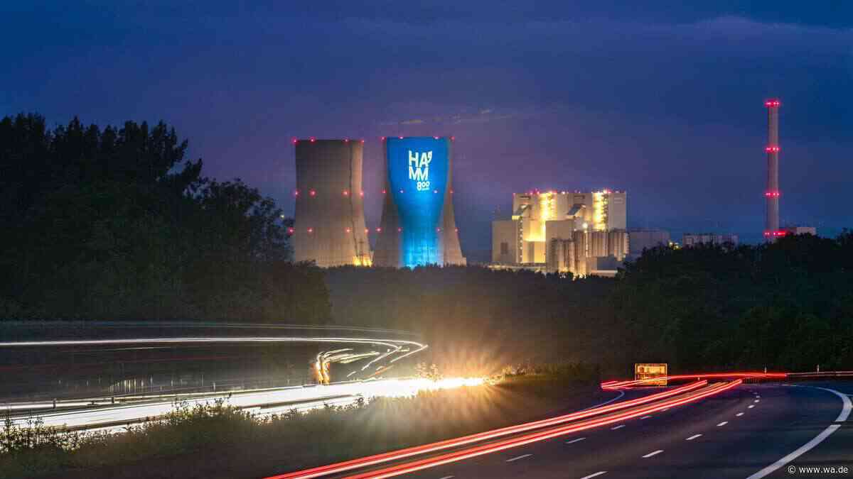 Riesige Werbefläche an der A2: Vom Kraftwerks-Kühlturm zum internationalen Event im beliebten Freizeitpark