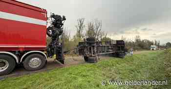 Aanhanger kantelt op omleidingsroute in de polder: verkeer moet keren of achteruit