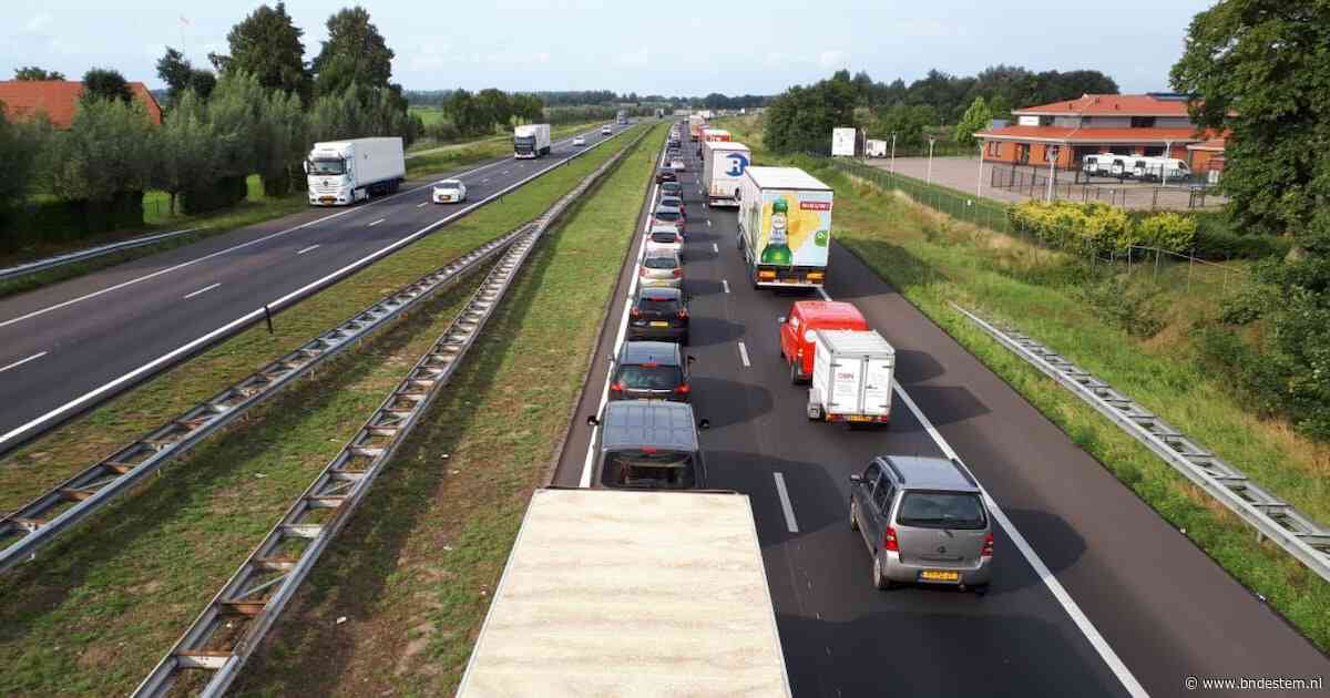 Uur file op de A27 door vrachtwagen met lekke band bij Werkendam, A16 vanaf Breda nog altijd druk