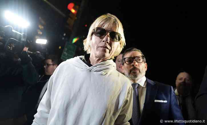 Morsi, calci e urla durante un volo: Selma Blair arrestata per aver tentato di aprire una porta dell’aereo e di aver aggredito due assistenti. L’attrice si dichiara non colpevole