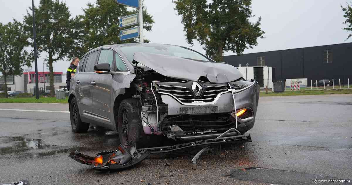 Botsing tussen twee auto’s in Oosterhout: kruising tijdelijk afgesloten
