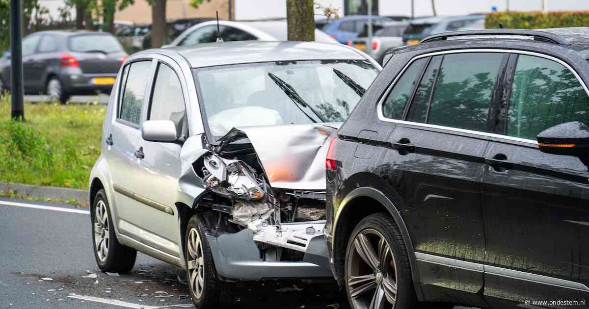 Meerdere auto’s botsen op de Nieuwe Kadijk in Breda en zorgen voor lange file