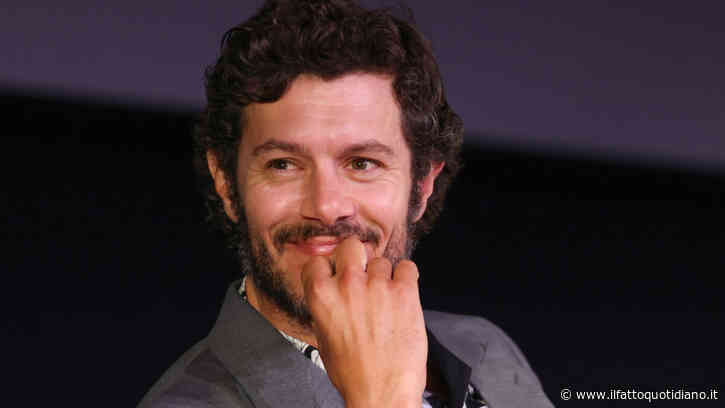 “Per far durare un matrimonio 12 anni serve umiltà. È più facile avere sempre ragione quando sei single”: Adam Brody si racconta e torna con “Nobody Wants This 3”