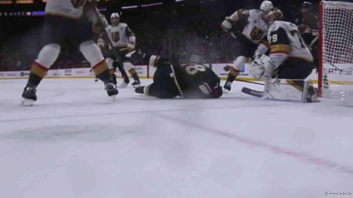 Sturm sackt auf Eis zusammen: Beängstigende Szene: Schlagschuss trifft deutschen NHL-Star am Kopf